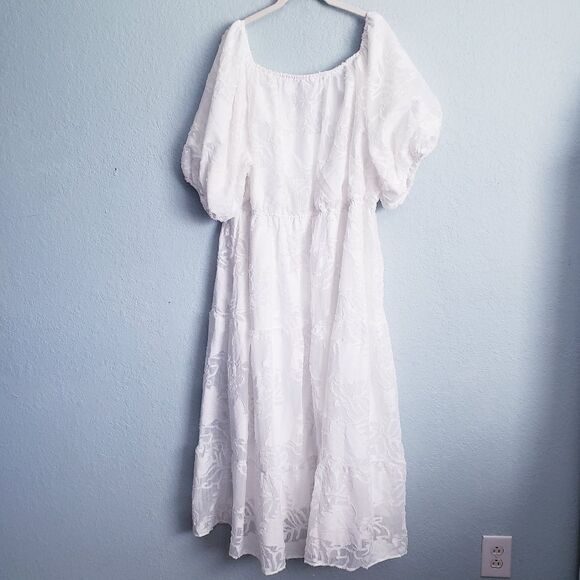 Elegant White Maxi Dress - Picture 4 of 4